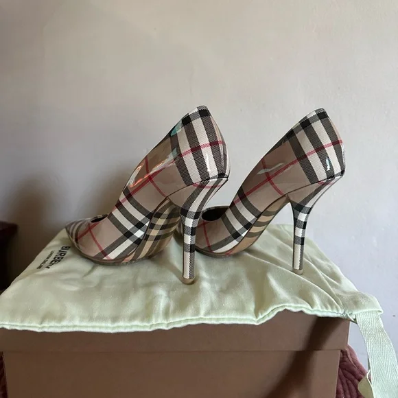Burberry Aubri Patent Pump in Classic Archive Beige